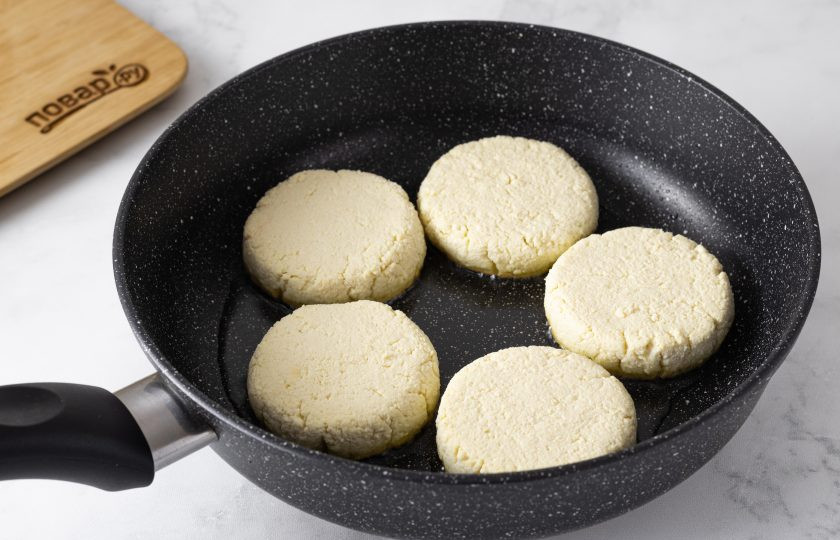 1. Этап. Сырники из тофу: Разогрейте сковороду с растительным маслом. Обжарьте сырники до золотистого цвета с двух сторон. Примерно по 3-4 минуты с каждой стороны.