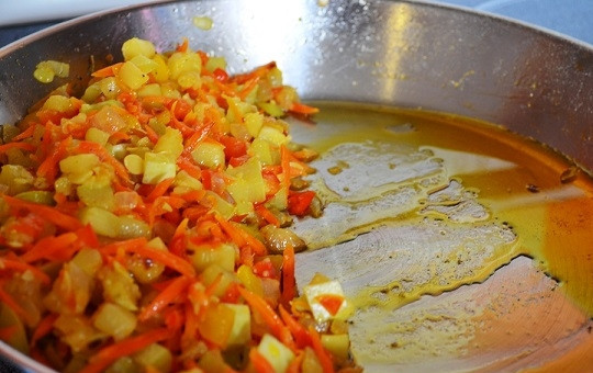 1. Этап. Икра кабачковая: 5. Оставьте тушиться на среднем огне до полной готовности. Перед подачей к столу аккуратно снимите овощи, оставив лишнее масло. А дальше можете измельчать их в пюре или сразу подавать к столу.