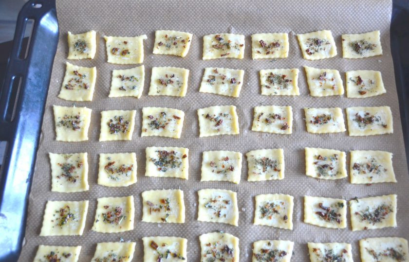 1. Этап. Итальянские крекеры: Посыпьте сверху подготовленными посыпками, из базилика и вяленых томатов. Выпекайте в духовке при температуре 200 градусов 12 минут.