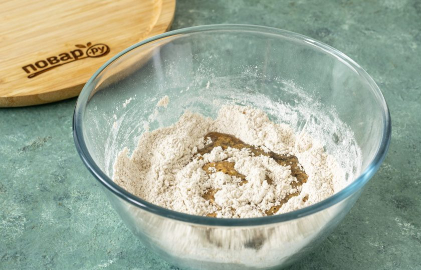 1. Этап. Солодовые хлебцы: Влейте растительное масло. Затем постепенно начните вливать солодовый раствор.