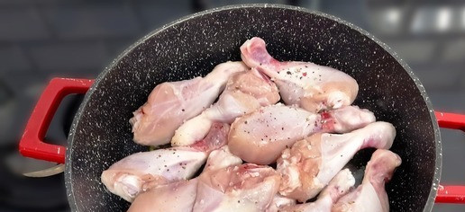 1. Этап. Куриные голени в чесночно-медовом соусе: Разогреть сковороду с растительным маслом и выложить куриные голени, посолить и поперчить по вкусу, обжарить курицу на средней температуре 2-3 минуты на среднем огне до золотистой корочки, Перевернуть посолить поперчить 2-3 минуты до золотистой корочки.