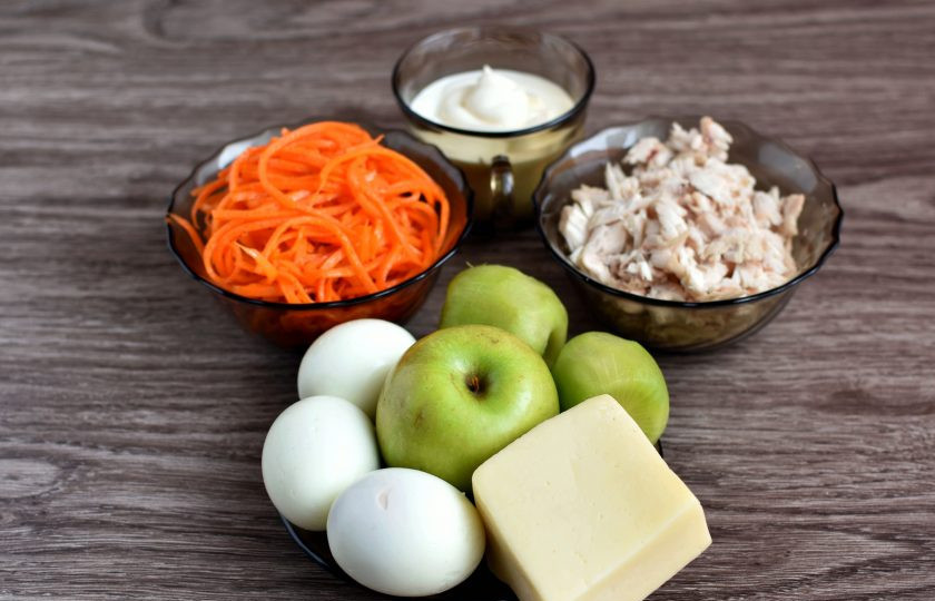 1. Этап. Салат «Африка»: Подготовьте необходимые ингредиенты. Яйца сварите вкрутую. Куриное филе отварите в небольшом количестве подсоленной воды, остудите и мелко нарежьте или разберите руками на волокна.