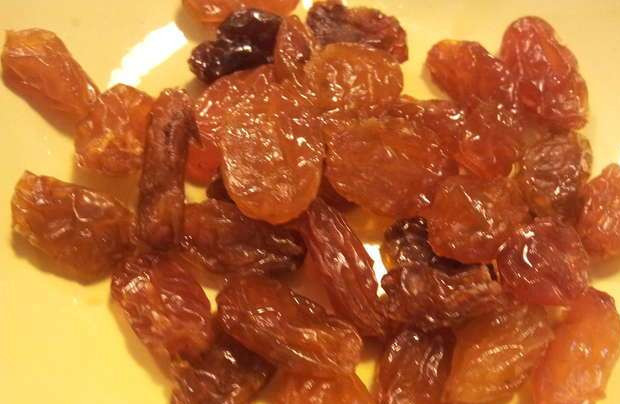 1. Этап. Венский омлет: 1. Первым делом нам нужно замочить изюм. Заливаем его холодной водой и даем немного постоять.