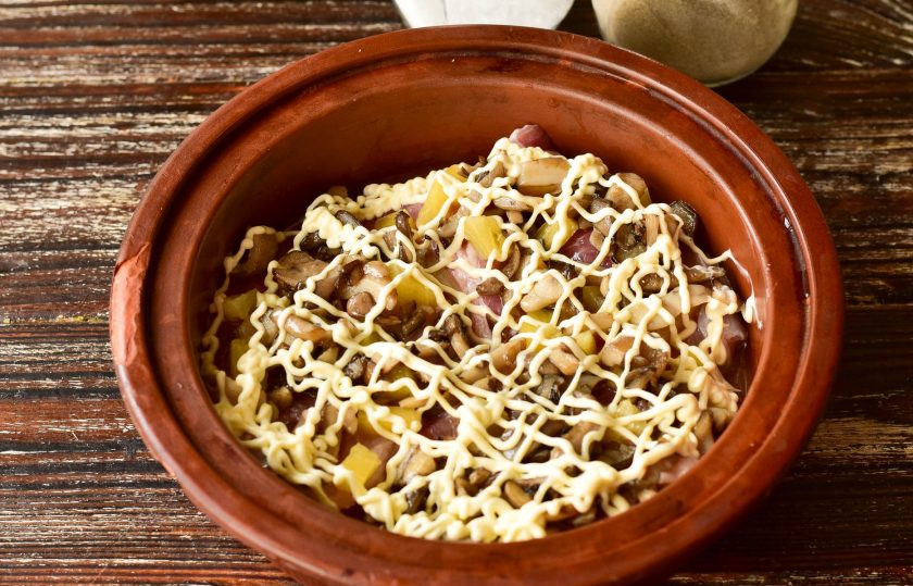 1. Этап. Свинина с ананасами и грибами в духовке: Сделайте сетку из майонеза.