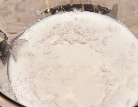 1. Этап. Печенье на смальце: Затем влейте молоко.