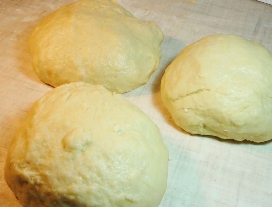 1. Этап. Рогалики с орехами: Добавляем оставшуюся муку и замешиваем тесто. Делим тесто на 3-4 части.