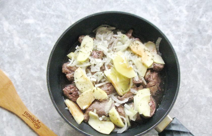 1. Этап. Куриная печень с луком и белым вином: После выложите в сковороду с куриной печенью. Налейте белое вино и уксус. Добавьте мёд, соль и перец черный молотый по вкусу.