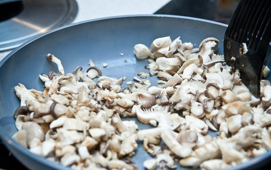 1. Этап. Фаршированные куриные окорочка с грибами: 4. Почистите и помойте грибы. Мелко порежьте их и обжарьте на сковороде с добавлением растительного масла.