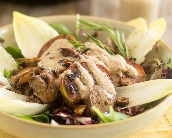 1. Этап. Салат из куриной печенки: В конце сделайте заправку. Измельчите в кухонном комбайне фундук, изюм, уксус, масло, воду и соль. Заправку добавьте к салату. Приятного аппетита!