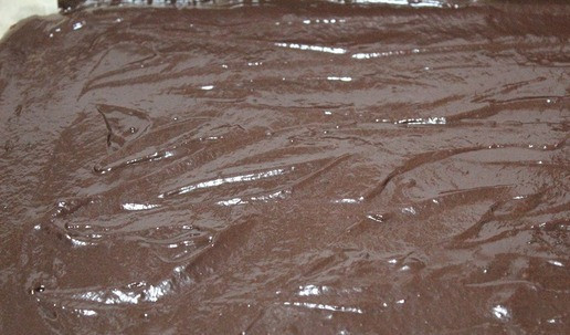 1. Этап. Пирожное Картошка по-новому: Застелить форму на 23-26 пергаментом и влить тесто. Разровнять. Я выпекала в прямоугольной форме.