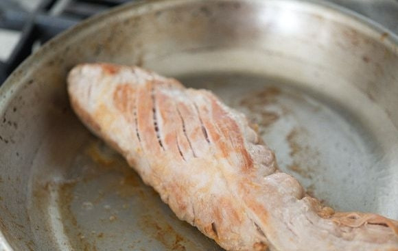 1. Этап. Свиная вырезка с пряным соусом: 1. Мясо промойте, обсушите и натрите солью. Обжарьте вырезку до румяной корочки со всех сторон на разогретом масле.