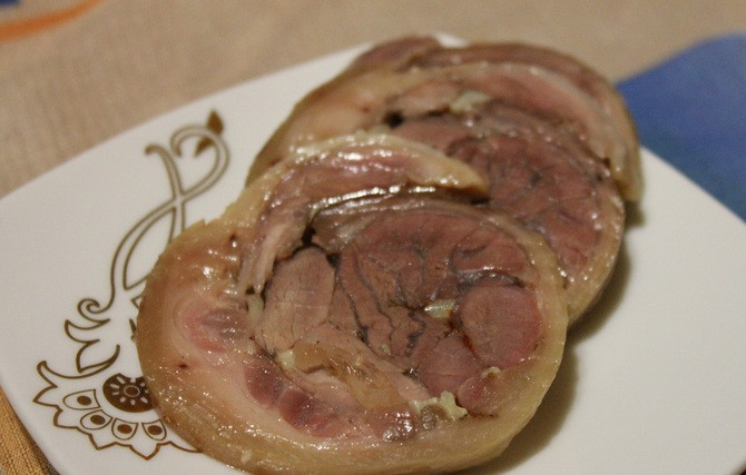 1. Этап. Ветчина из рульки: Остужаем рульку и убираем в холодильник на ночь. С утра можно позавтракать свежеизготовленной ветчиной.