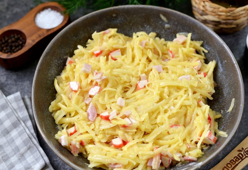 1. Этап. Драники с беконом и крабовыми палочками: Тщательно перемешайте картофельную массу, дайте несколько минут постоять перед выпечкой драников.