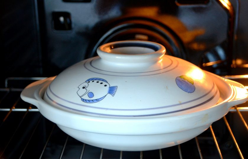 1. Этап. Голландский хлеб: Пока тесто на расстойке, подготовьте форму для выпекания хлеба, она должна быть с крышкой. Нагрейте духовку до 230 градусов и поставьте в нее форму для запекания на 45 минут.