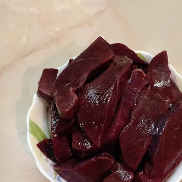 1. Этап. Накрахмаленная печень: Печень промыть, удалить пленки и нарезать средними кусочками.