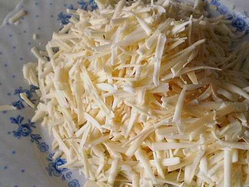 1. Этап. Лаваш с морковкой и сыром: Сыр натрите на крупной терке.