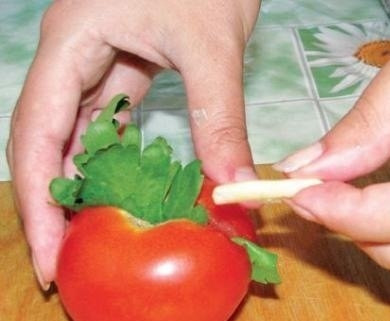 1. Этап. Маринованные помидоры быстрого приготовления: В каждый помидор вложить листики сельдерея, кусочек перца и чеснок.