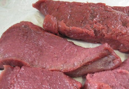 1. Этап. Говядина с кровью: Нарезаем стейки толщиной в 3,5-4 см.