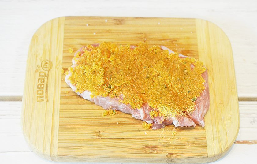 1. Этап. Хрустящие свиные отбивные с абрикосом: 4. На джем выложите панировочные сухари и пригладьте.