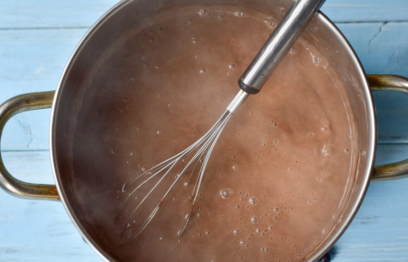 1. Этап. Шоколадно-вафельный торт: Заварите крем до густого состояния, постоянно его помешивая. По времени это занимает 3-5 минут.
