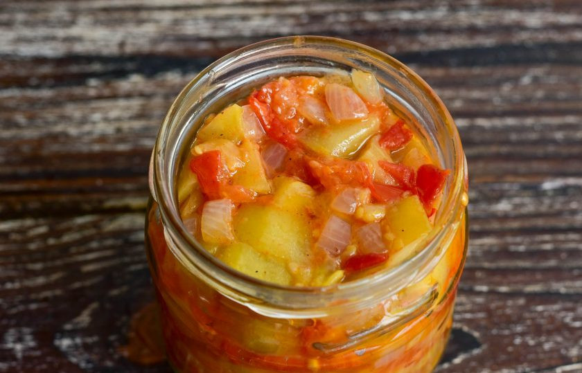 1. Этап. Овощное рагу без уксуса на зиму: Выложите готовое рагу в банку или в обычную пиалу, если хотите сразу же подать его к столу.