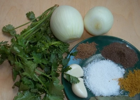 1. Этап. Красная фасоль Лобио: Подготовим специи, зелень и овощи. Очистим лук и чеснок. Уцхо сунели — это синий пажитник, если вы не нашли эту приправу, можно заменить хмели-сунели.