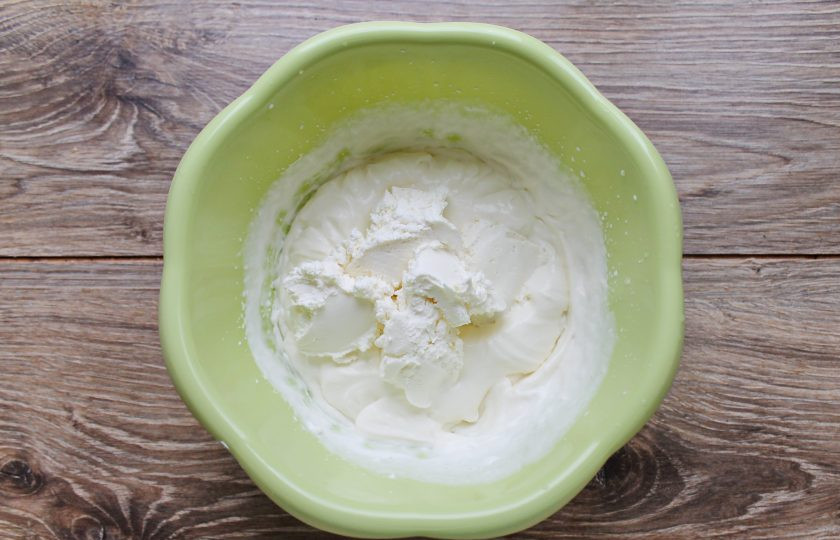 1. Этап. Блинчики с вишней и маскарпоне: Добавьте в сливки сыр и взбейте все до однородного крема.