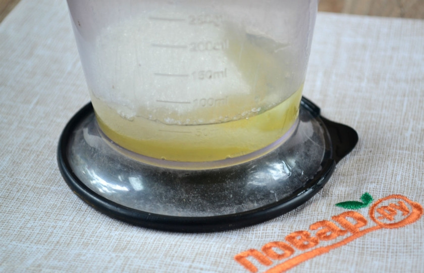 1. Этап. Глазурь классическая: Добавьте сахар и лимонную кислоту. Взбивайте миксером 3-5 минут.