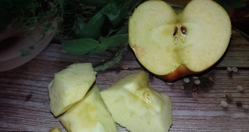 1. Этап. Кусафья: Также поступите и с яблоком. Фрукты сложите в кастрюлю.