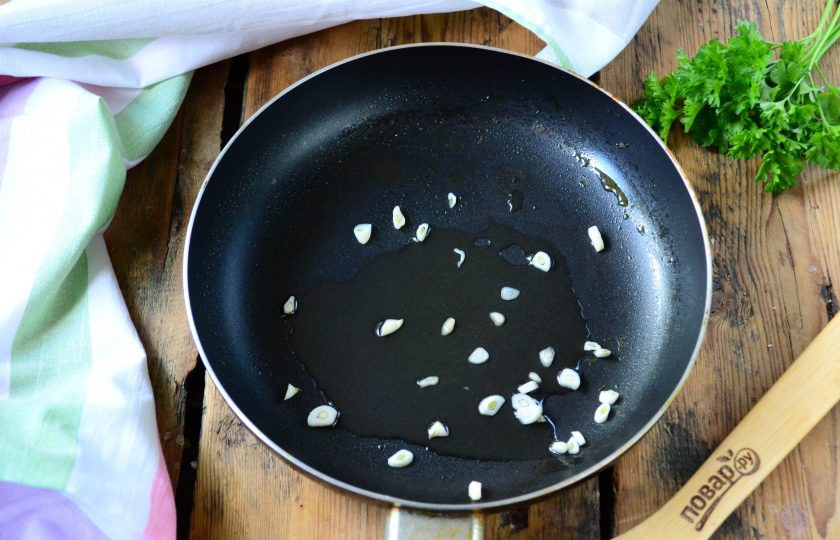 1. Этап. Паста с креветками в лаваше: Мелко порежьте чеснок и отправьте в сковороду вместе с растительным маслом. Жарьте, пока чеснок не начнет активно отдавать аромат.