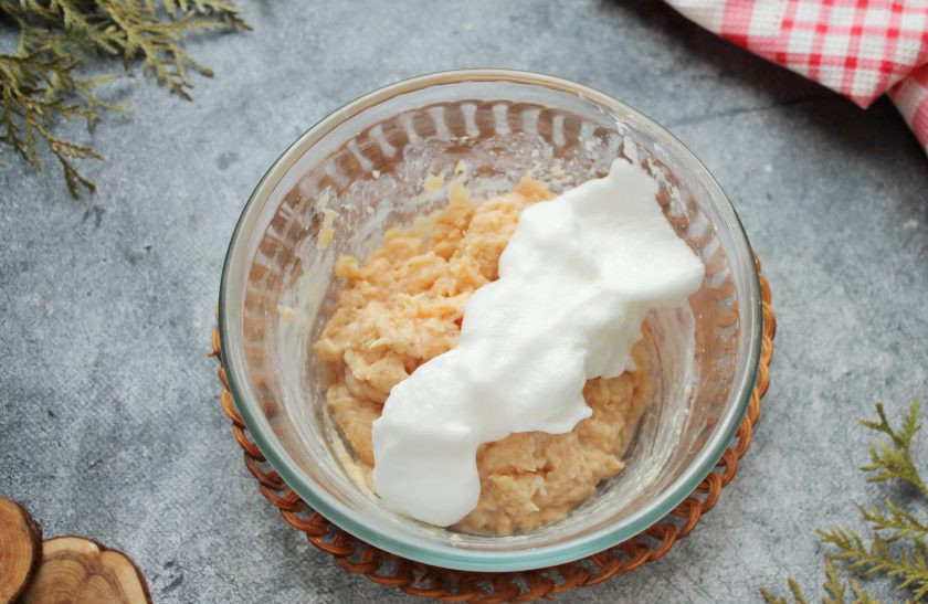 1. Этап. Суфле из кролика: Белки взбейте миксером до пышной, плотной пены и добавьте в фарш. Аккуратно перемешивая сверху вниз, перемешайте до нежной массы.