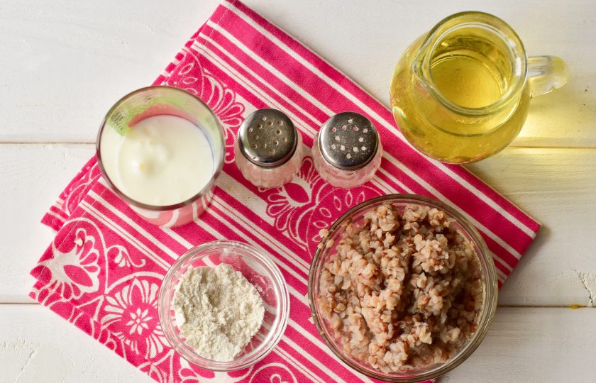 1. Этап. Гречневые котлеты на кефире: Подготовьте необходимые ингредиенты.