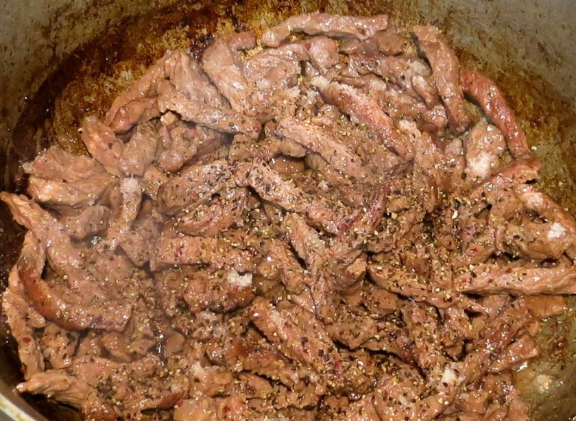 1. Этап. Говядина (тазобедренная часть): В глубокой сковороде или казане разогрейте жир. Обжарьте в нём до золотистого цвета мясо. Добавьте соль и перец.