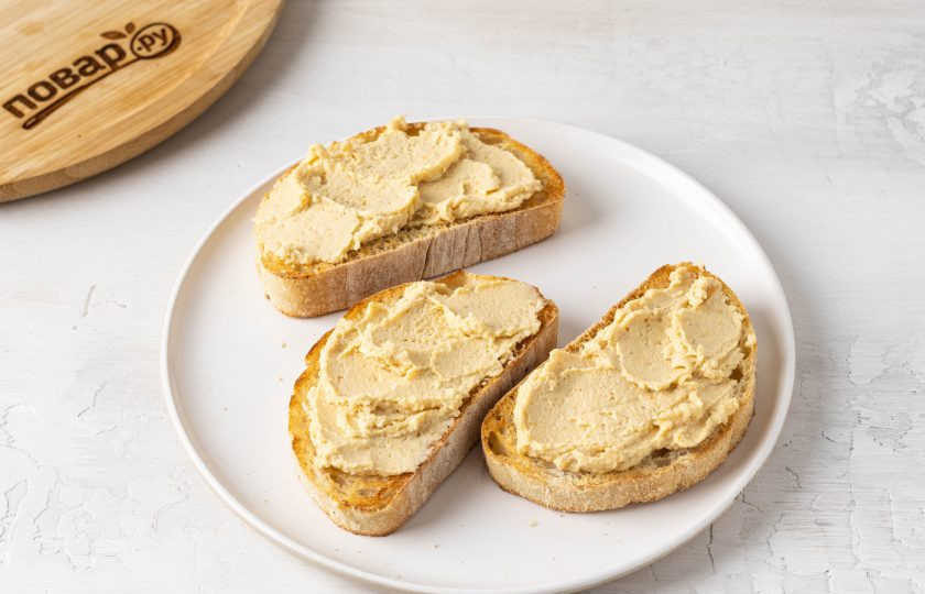 1. Этап. Бутерброды с хумусом: Намажьте хумус на хлеб.