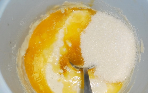 1. Этап. Манник в микроволновке: 1. Манку смешаем с кефиром и оставим набухать. Отдельно смешаем яйцо с сахаром и растопленным сливочным маслом.