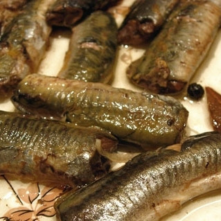 1. Этап. Минога в оливковом масле: Накрываем кастрюлю крышкой, ставим на средний огонь, доводим до кипения, после чего сбавляем огонь до слабого и томим 2 часа. Собственно, рыба готова - достаем ее из кастрюли и остужаем до комнатной температуры.