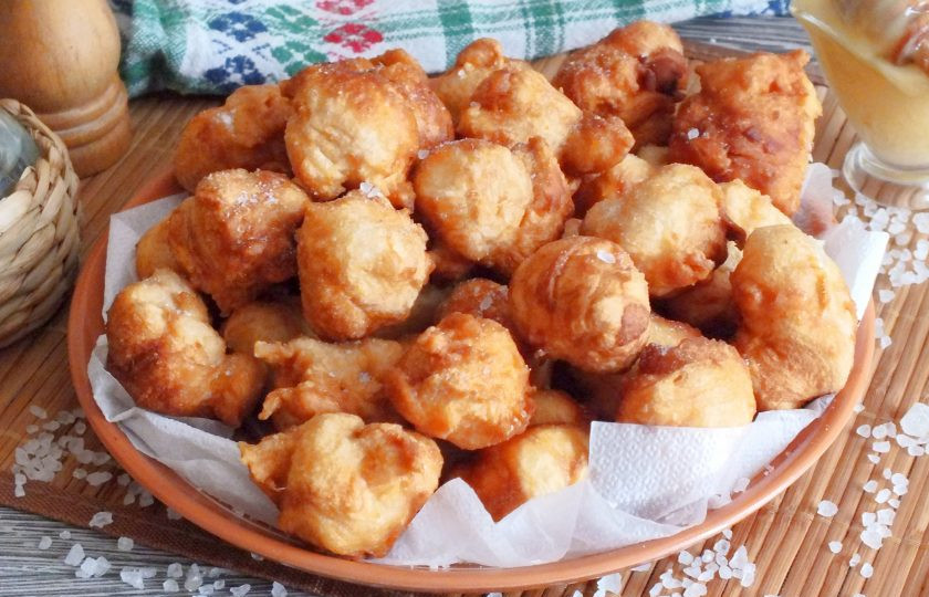 1. Этап. Солёные пончики: Пончики охладите и подавайте вместе с мёдом. Приятного аппетита!