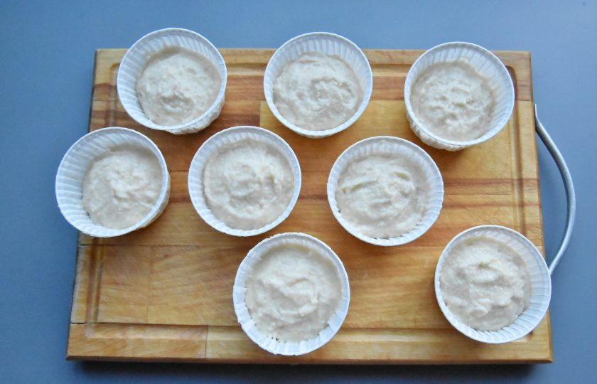 1. Этап. ПП капкейки: Подготовьте формы для запекания капкейков. Разложите в них подготовленное тесто, заполнив формы на 2/3 объема.