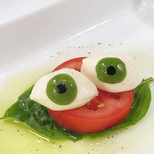 Салат Капрезе на Хэллоуин