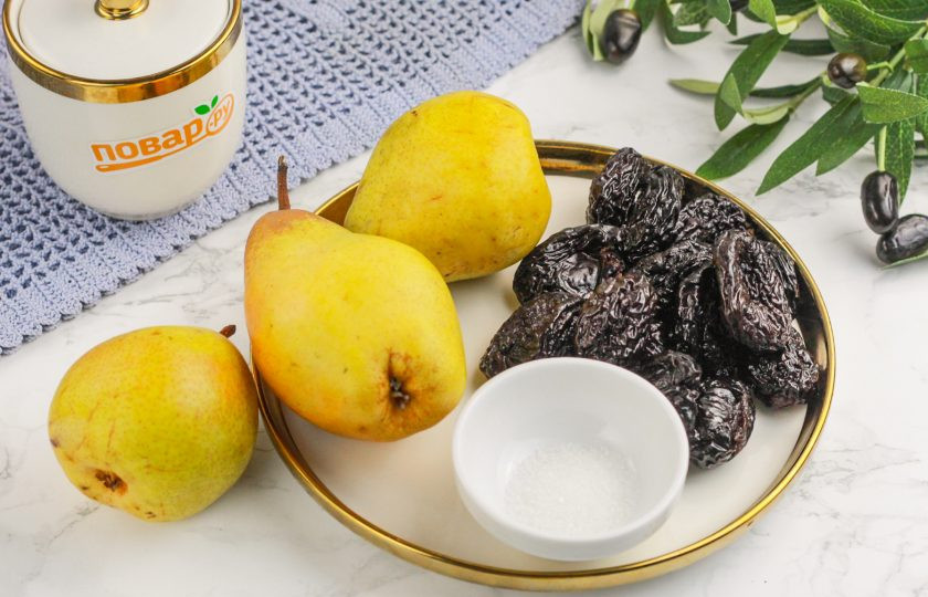 1. Этап. Компот из груш и чернослива: Подготовьте указанные продукты. Груши можно использовать любого сорта, а чернослив — лучше без косточек.