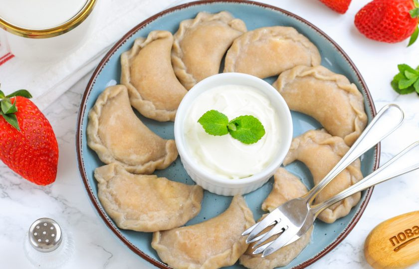 1. Этап. Вареники на гречневой муке: Выложите шумовкой горячие вареники из гречневой муки на тарелку и подайте к столу со сметаной!