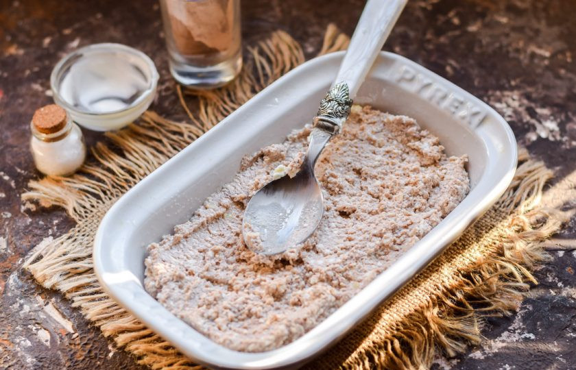 1. Этап. Варшавский сырник: Форму для духовки смажьте маслом, выложите шоколадный слой творожной массы.