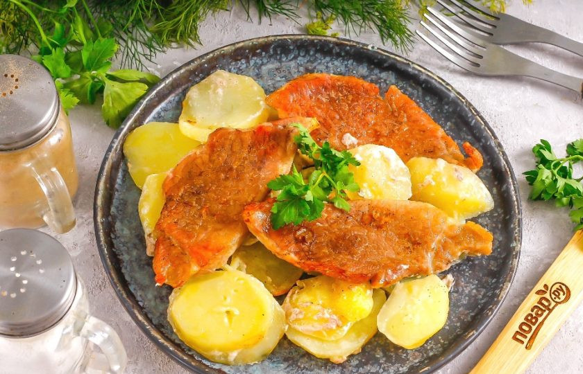 1. Этап. Картошка с мясом в духовке: Выложите на тарелку ломтики картофеля, а на них запеченное мясо и подайте к столу. Помните, что картофель после запекания станет очень мягким. Не забудьте дополнить блюдо свежей зеленью, соленьями или квашеными овощами. Приятного аппетита!