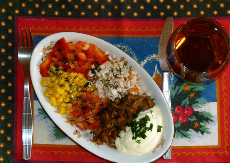 1. Этап. Салат с лисичками под сметаной: Если к вам в гости пришли друзья, можно выложить все ингредиенты на порционные тарелки небольшими горками, посолить и поперчить, а рядом положить заправку. Украшаем все свежей зеленью и подаем салат к столу.