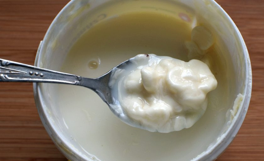 1. Этап. Маковый торт с йогуртовым муссом и белым шоколадом: Сгущенное молоко залейте 100 мл кипятка. Добавьте наломанный кусочкам белый шоколад и распустите его при помешивании. Добавьте в горячий раствор замоченный по инструкции и отжатый от лишней влаги желатин. Хорошо перемешайте до полного его растворения.