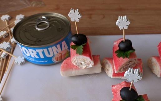 1. Этап. Крабовые палочки, фаршированные тунцом и сыром: Перед подачей разрезаем фаршированную крабовую палочку наискосок. Кладём половинки одна на другую. Украшаем листиком петрушки и маслиной, скрепляем шпажкой. Приятного аппетита!