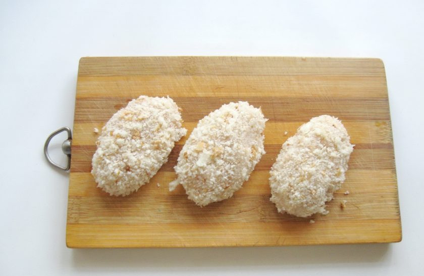 1. Этап. Куриные котлеты с горчицей: Сформируйте котлеты. Обваляйте их в панировочных сухарях или хлебных крошках.