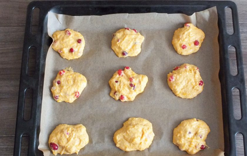 1. Этап. Тыквенное печенье с клюквой: Застелите противень пекарской бумагой. Набирая тесто ложкой, разложите его на противне, на расстоянии друг от друга. Поставьте выпекаться в разогретую до 180 градусов духовку на 15-17 минут. Учитывайте особенности своей духовки.