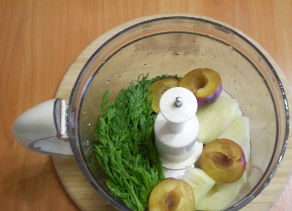 1. Этап. Вкусный зеленый коктейль: В чашу блендера сложите фрукты, зелень. Налейте воду.