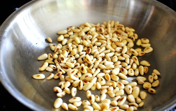 1. Этап. Рецепт салата Летний: 6. Орешки подсушите на сковороде.